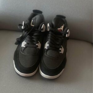 I’m selling these Jordan 4 shoes.